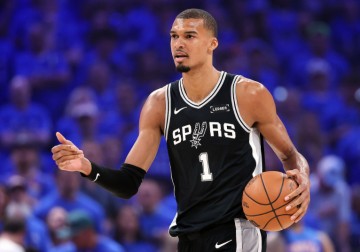 NBA视频-文班全票获西决MVP：首次季后赛率马刺重返总决赛 赛后抱头痛哭
